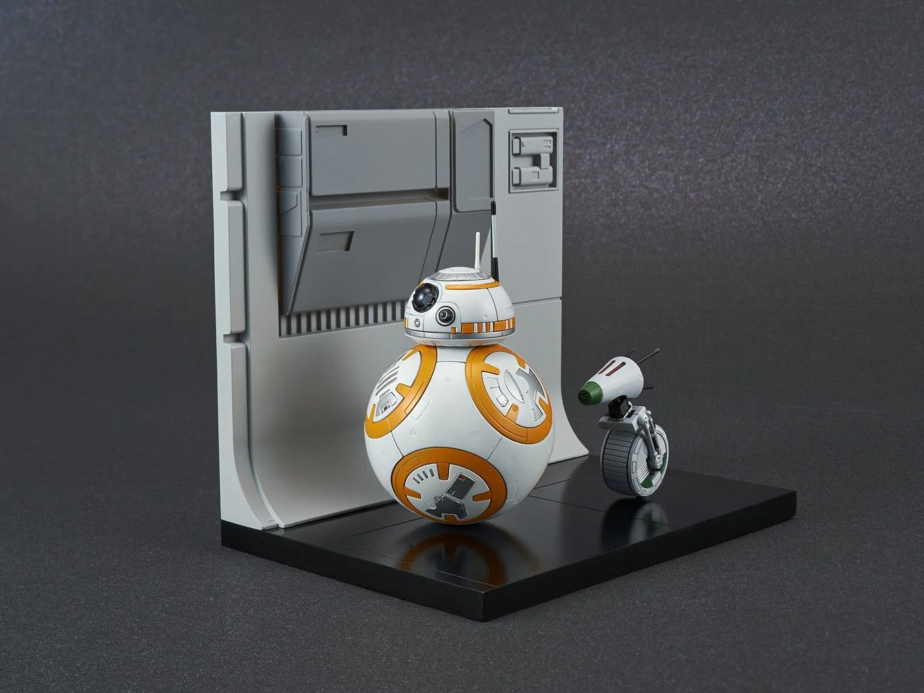 BB-8 & D-O (Rise of Skywalker) Diorama Set 1/12 Scale Model Kit - Image 3