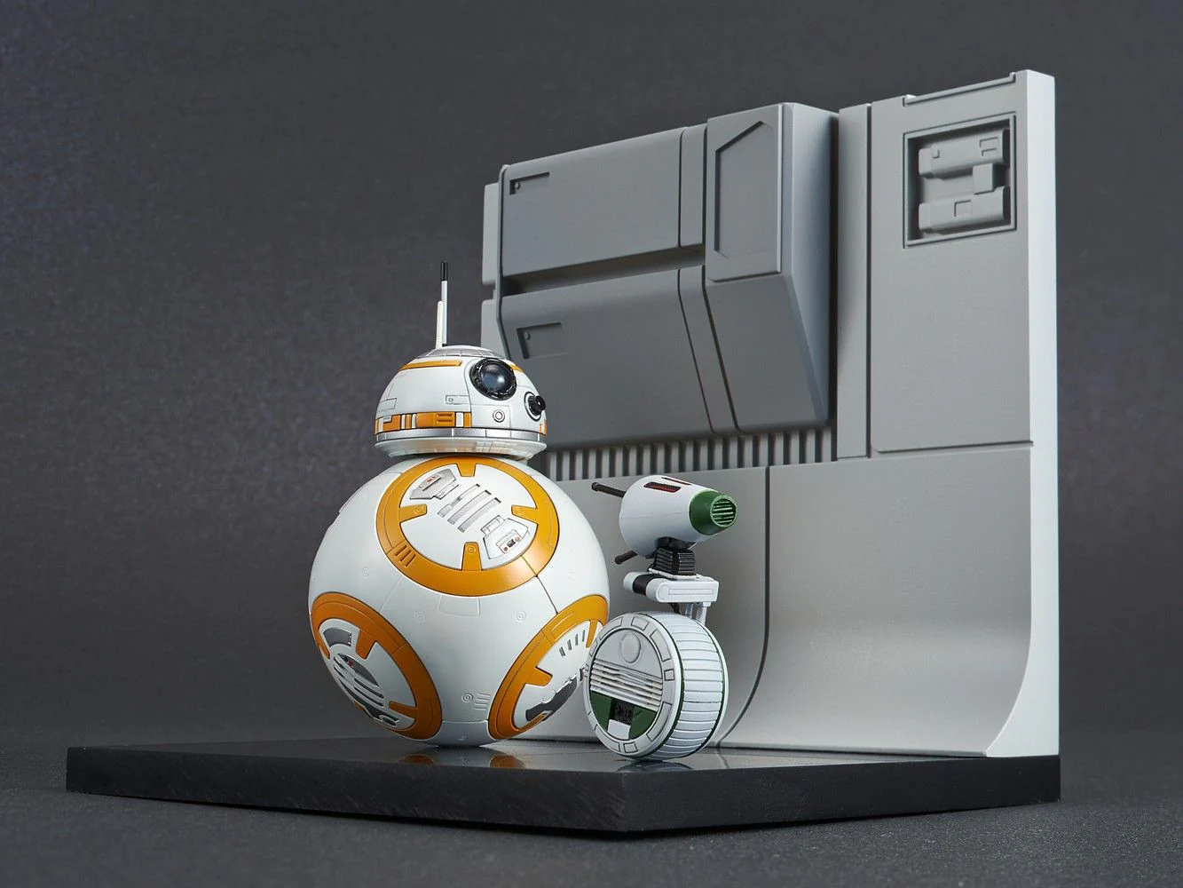 BB-8 & D-O (Rise of Skywalker) Diorama Set 1/12 Scale Model Kit - Image 4
