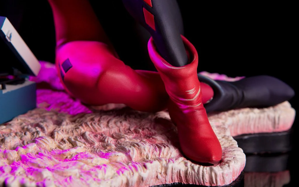 DC Comics - Waiting for My J Man Harley Quinn Statue - Image 10