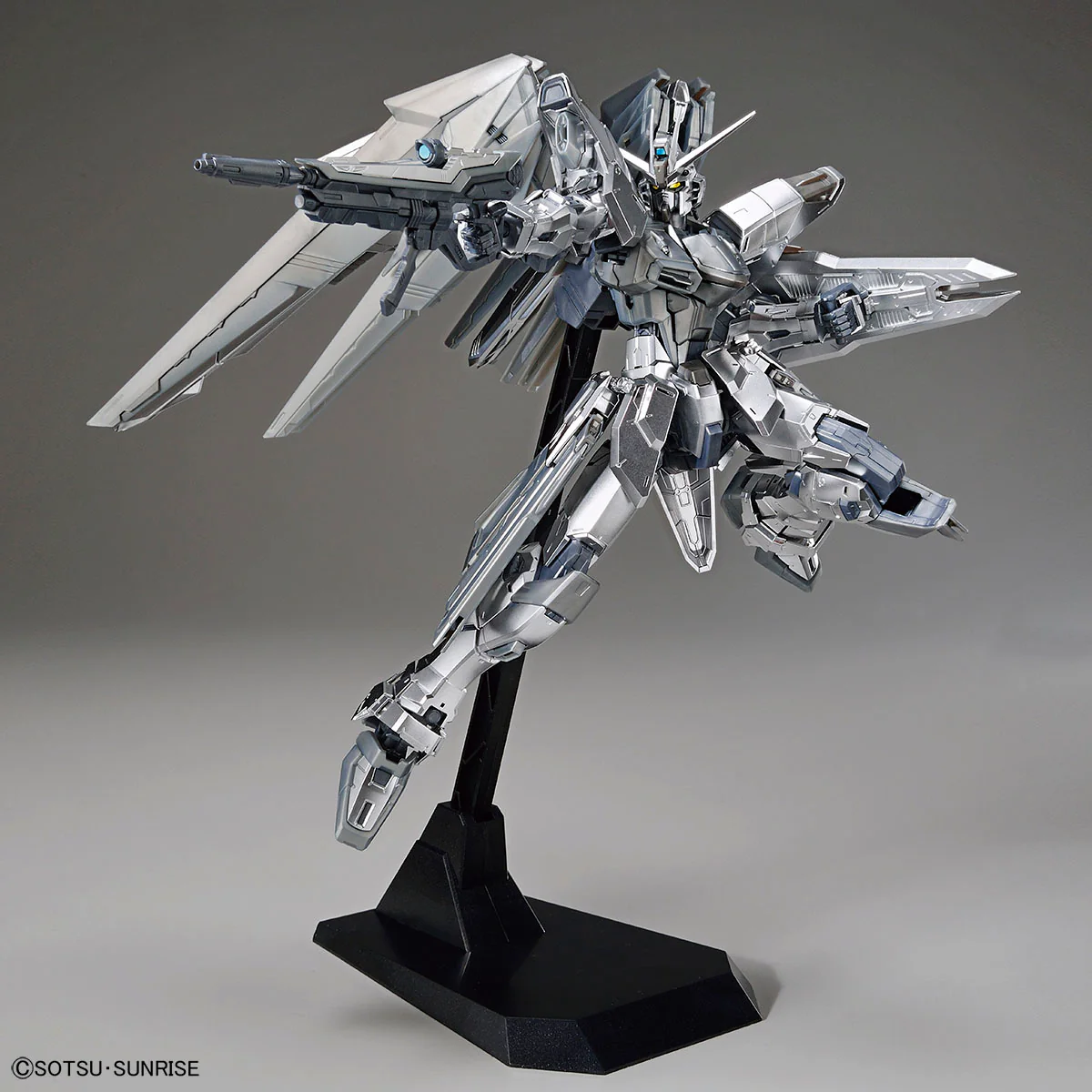 MG Freedom Gundam 2.0 [Silver Coating] - Gundam Base/P-Bandai Exclusive - Image 4