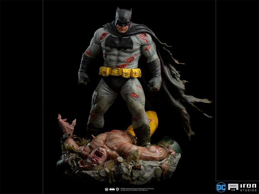 The Dark Knight Returns Batman 1/6 Scale Limited Edition Diorama Statue - Exclusive - Image 3