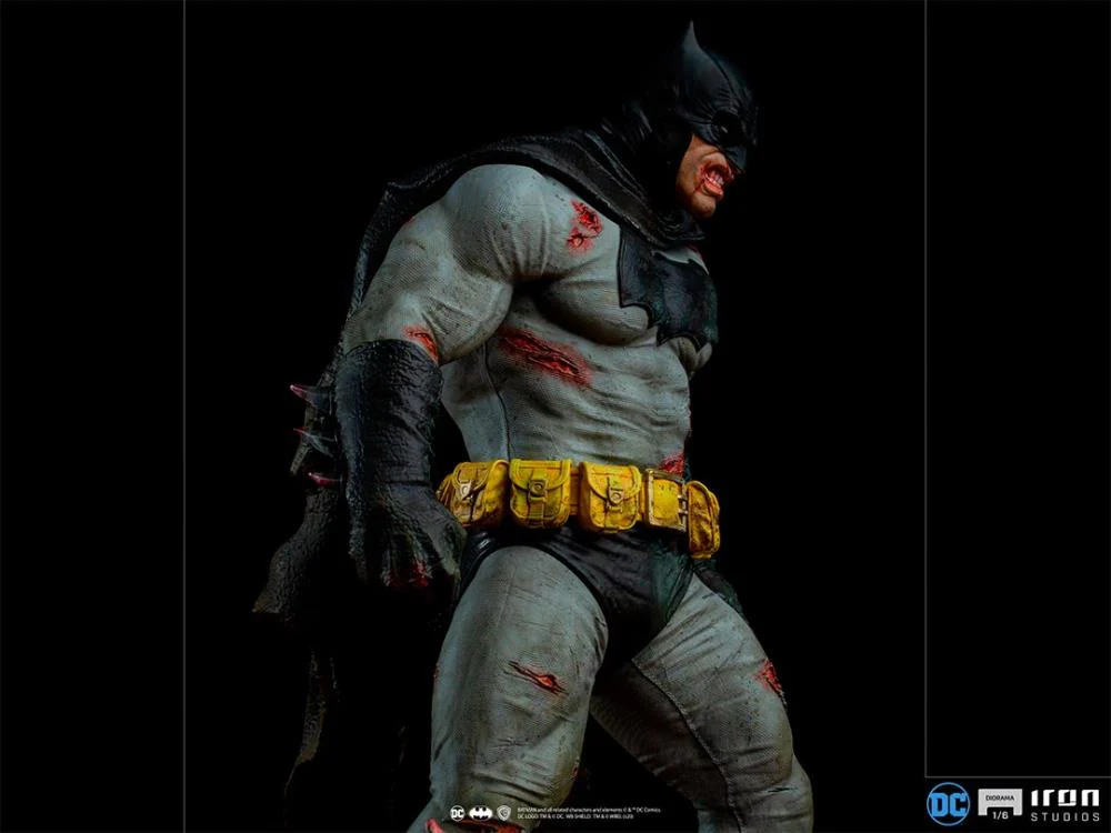 The Dark Knight Returns Batman 1/6 Scale Limited Edition Diorama Statue - Exclusive - Image 4