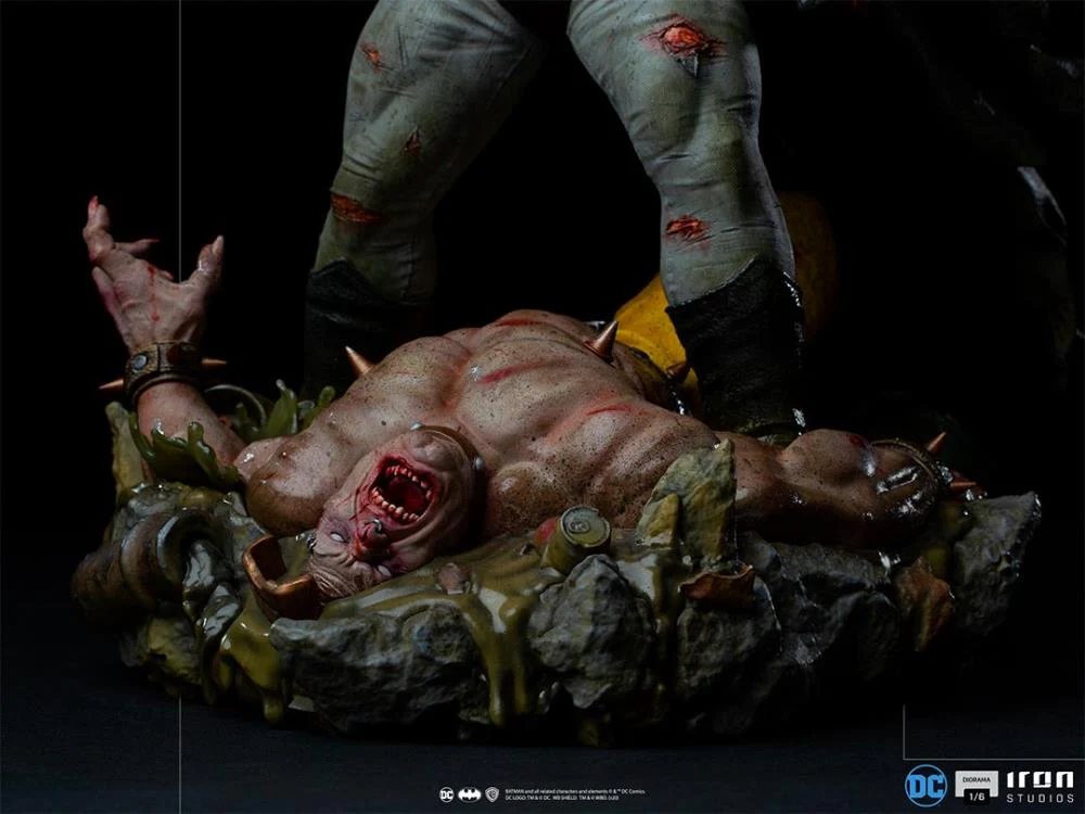 The Dark Knight Returns Batman 1/6 Scale Limited Edition Diorama Statue - Exclusive - Image 5