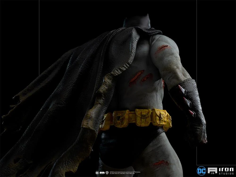 The Dark Knight Returns Batman 1/6 Scale Limited Edition Diorama Statue - Exclusive - Image 7