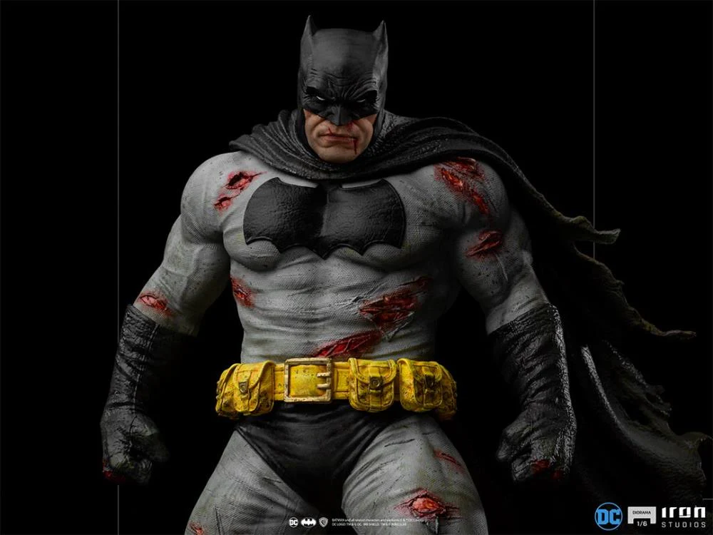 The Dark Knight Returns Batman 1/6 Scale Limited Edition Diorama Statue - Exclusive - Image 8