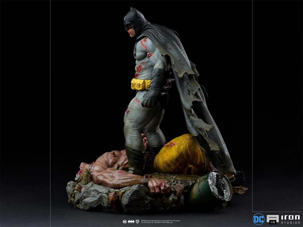 The Dark Knight Returns Batman 1/6 Scale Limited Edition Diorama Statue - Exclusive - Image 9